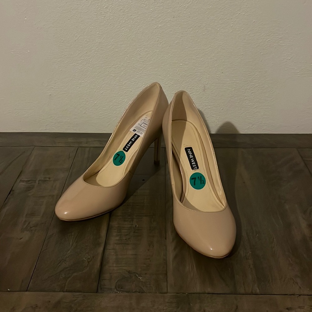 Nine West GUC Patent upper light brown beige round toe heel pumps